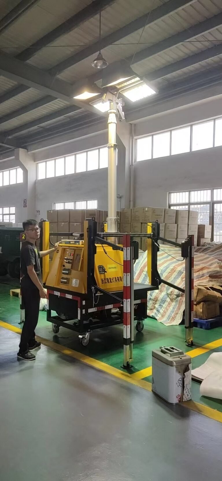 Automatic-loading mobile light tower during acceptance inspection in Zhuhai