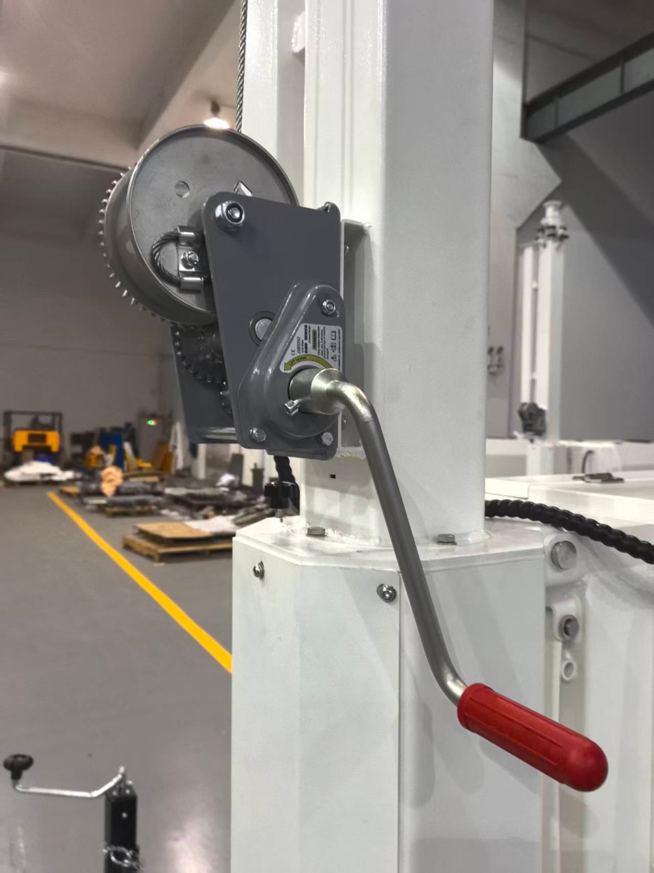 Manual hand winch for a mobile lighting tower mast