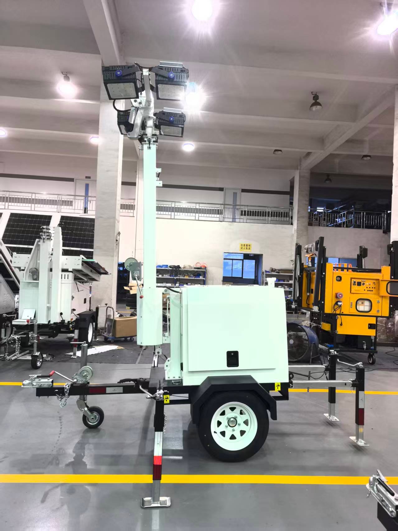 LUMTA manual mast mobile lighting tower with stabilisers