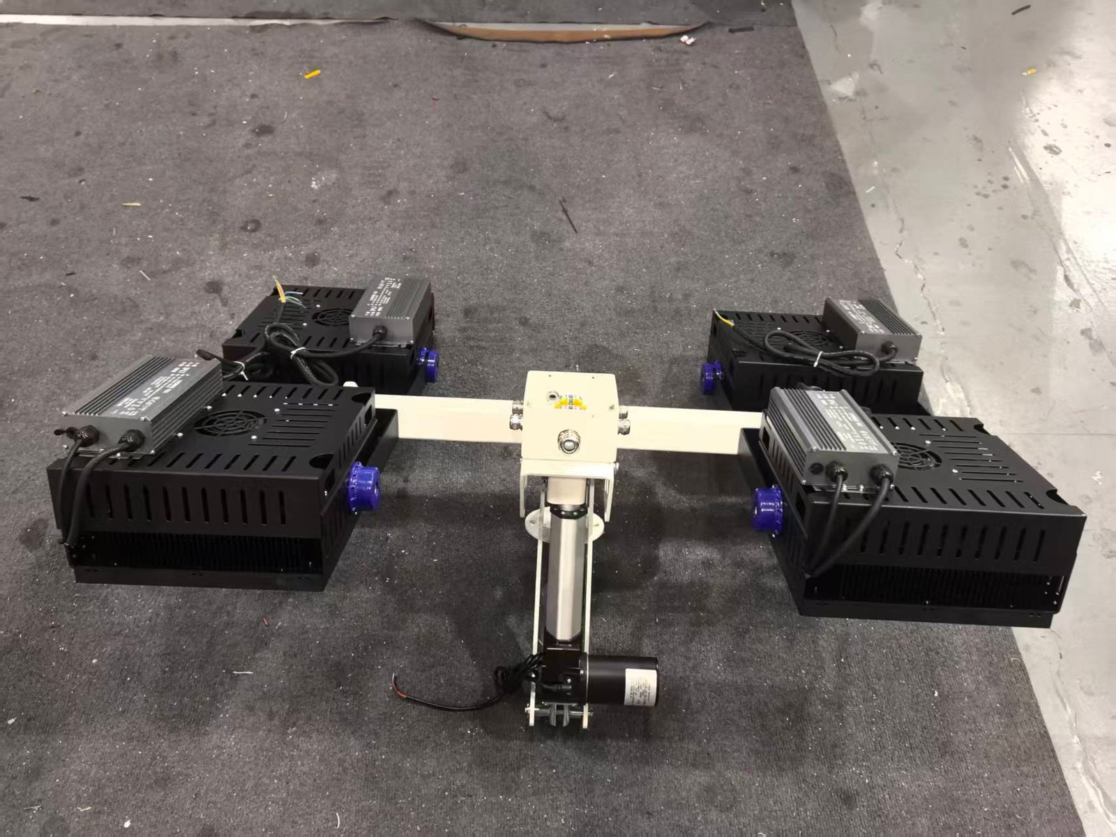 Four-LED light head assembly for a mobile lighting tower