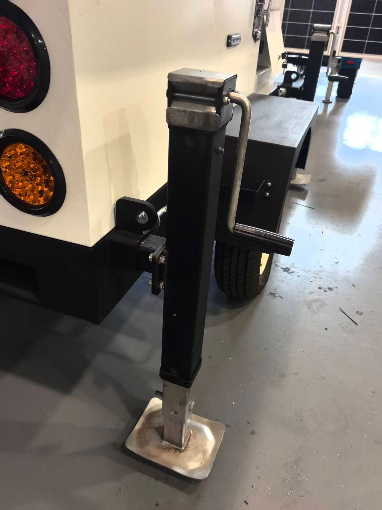 Mobile light tower stabilizer leg inspection
