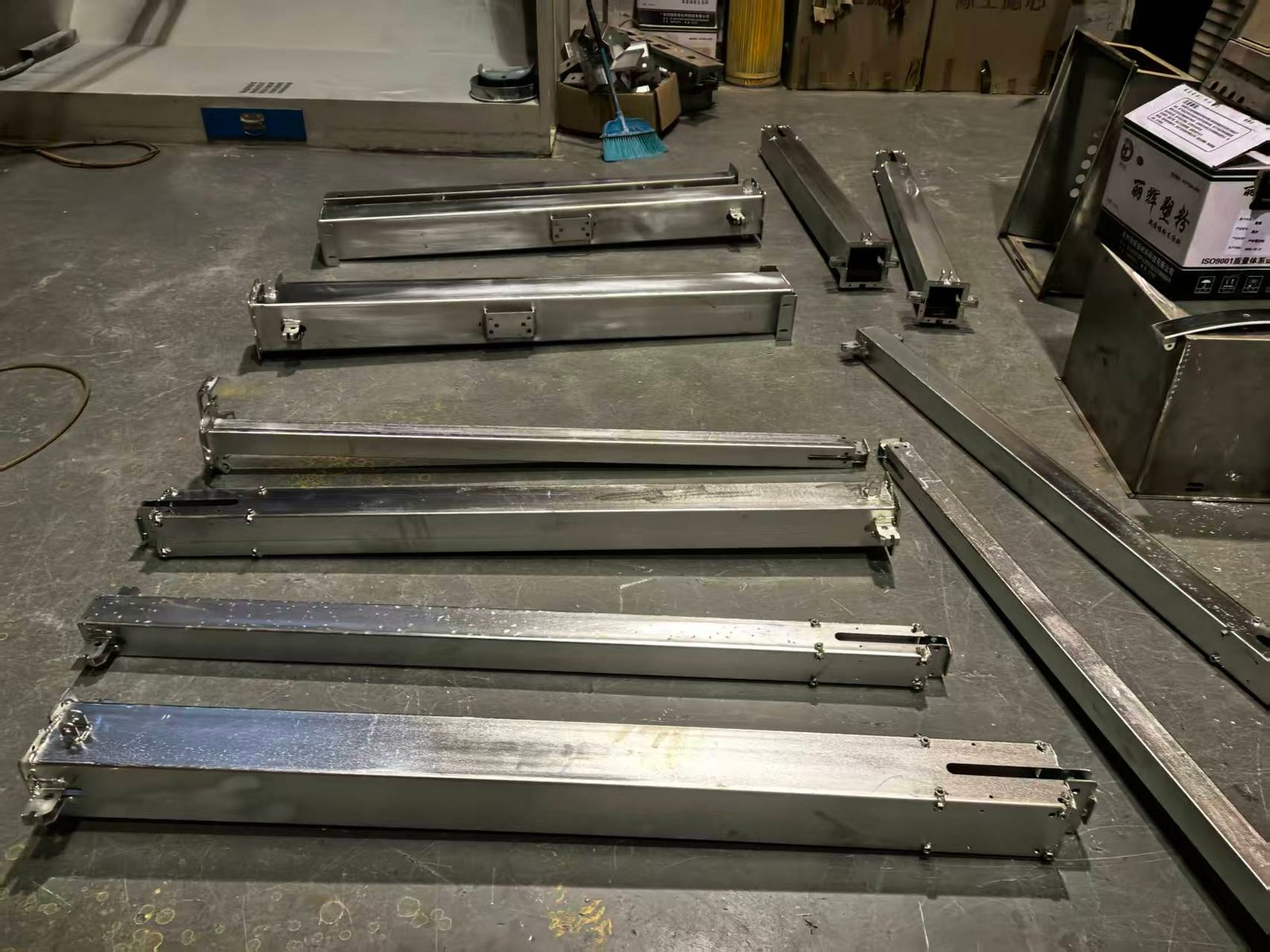 Fabricated mast and stabiliser components for mobile light towers