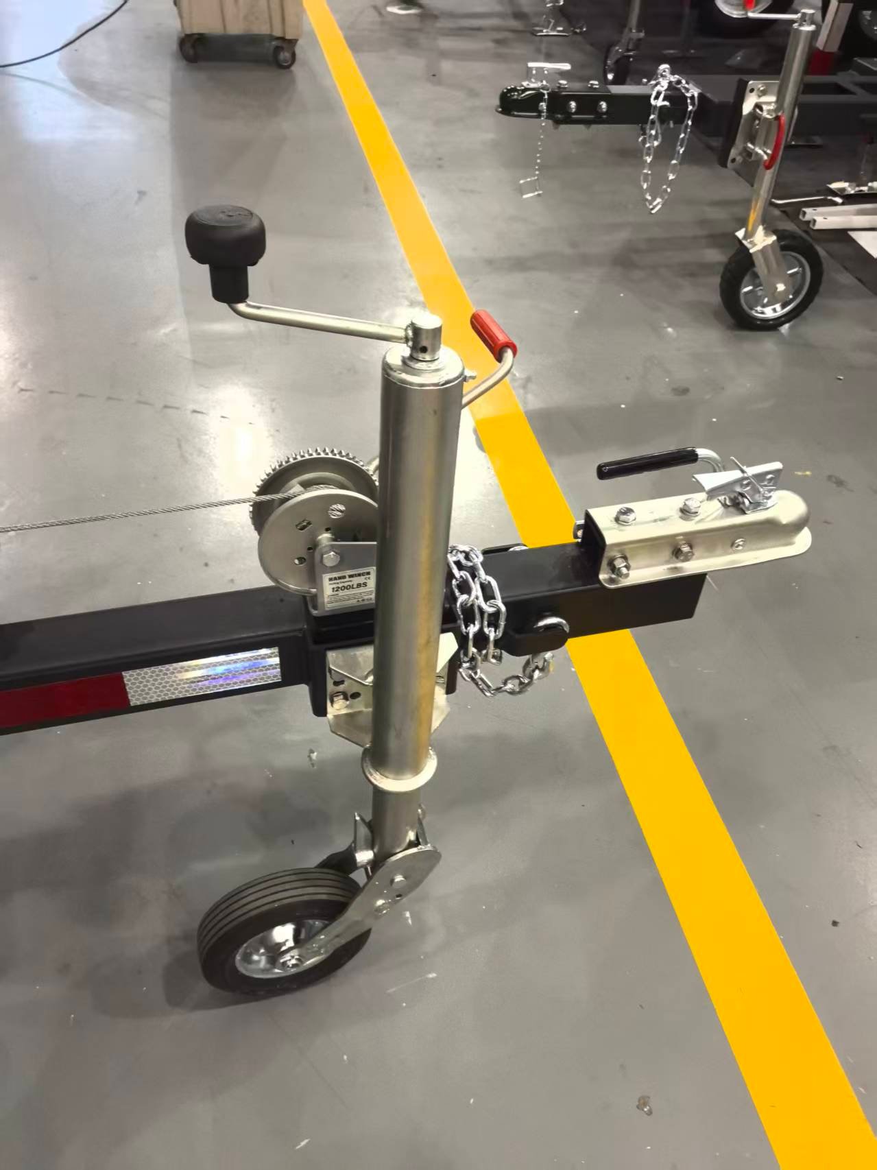 Trailer hitch and jockey wheel on a mobile light tower